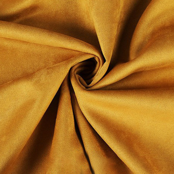 Gros plan sur la texture douce et l'élasticité du tissu suedette adhésif pour auto et DIY