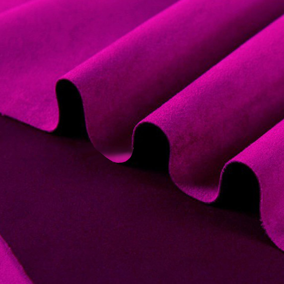 Gros plan sur la texture douce et l'élasticité du tissu suedette adhésif pour auto et DIY