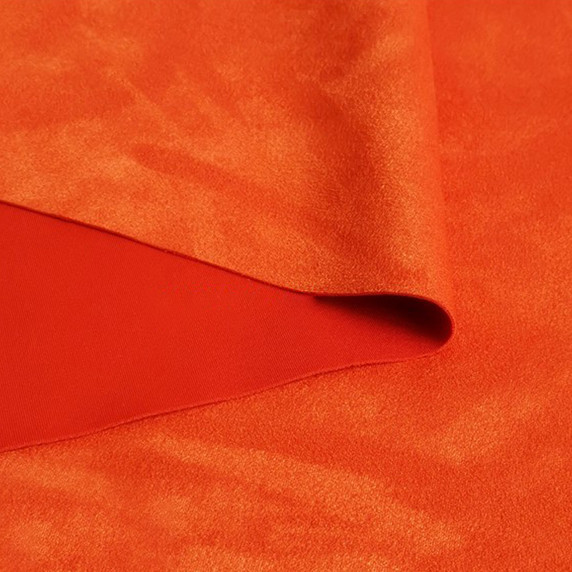 Gros plan sur la texture douce et l'élasticité du tissu suedette adhésif pour auto et DIY