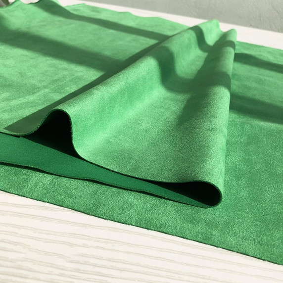 Gros plan sur la texture douce et l'élasticité du tissu suedette adhésif pour auto et DIY