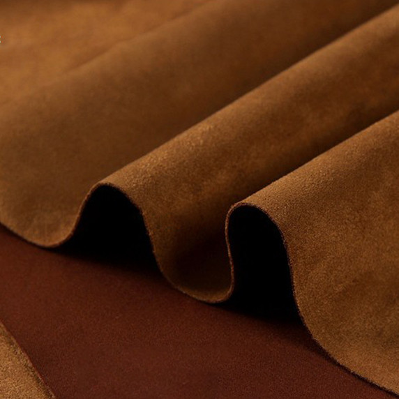 Gros plan sur la texture douce et l'élasticité du tissu suedette adhésif pour auto et DIY