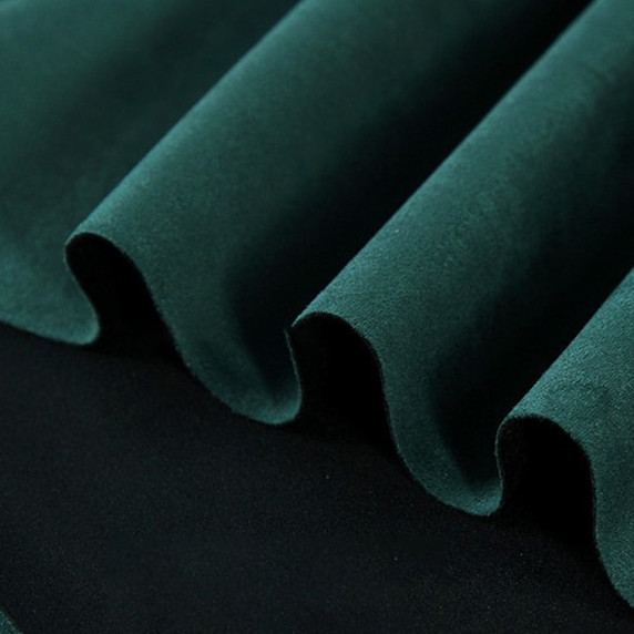 Gros plan sur la texture douce et l'élasticité du tissu suedette adhésif pour auto et DIY