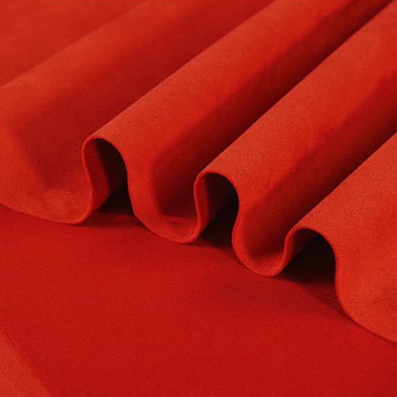 Gros plan sur la texture douce et l'élasticité du tissu suedette adhésif pour auto et DIY