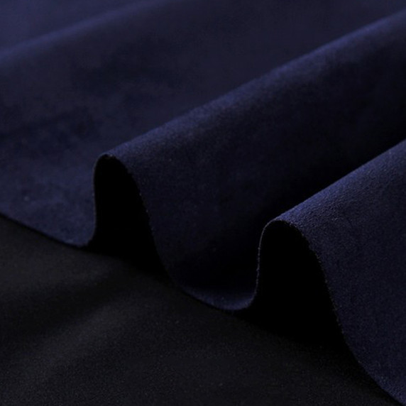 Gros plan sur la texture douce et l'élasticité du tissu suedette adhésif pour auto et DIY
