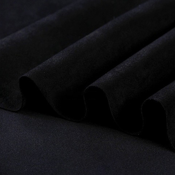 Gros plan sur la texture douce et l'élasticité du tissu suedette adhésif pour auto et DIY