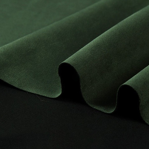 Gros plan sur la texture douce et l'élasticité du tissu suedette adhésif pour auto et DIY