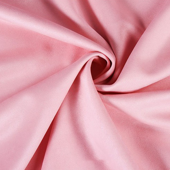 Gros plan sur la texture douce et l'élasticité du tissu suedette adhésif pour auto et DIY