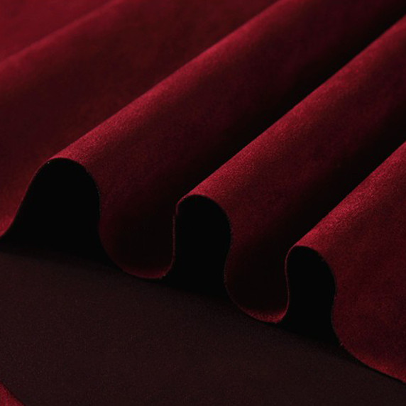 Gros plan sur la texture douce et l'élasticité du tissu suedette adhésif pour auto et DIY
