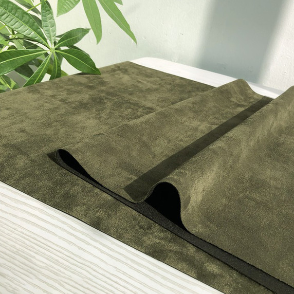 Gros plan sur la texture douce et l'élasticité du tissu suedette adhésif pour auto et DIY