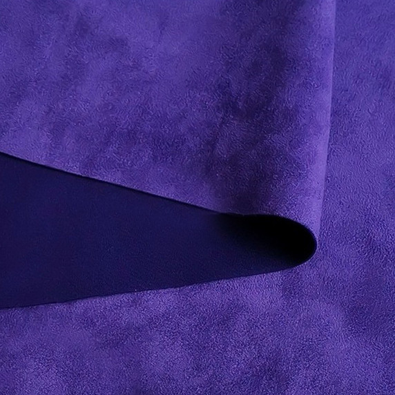 Gros plan sur la texture douce et l'élasticité du tissu suedette adhésif pour auto et DIY