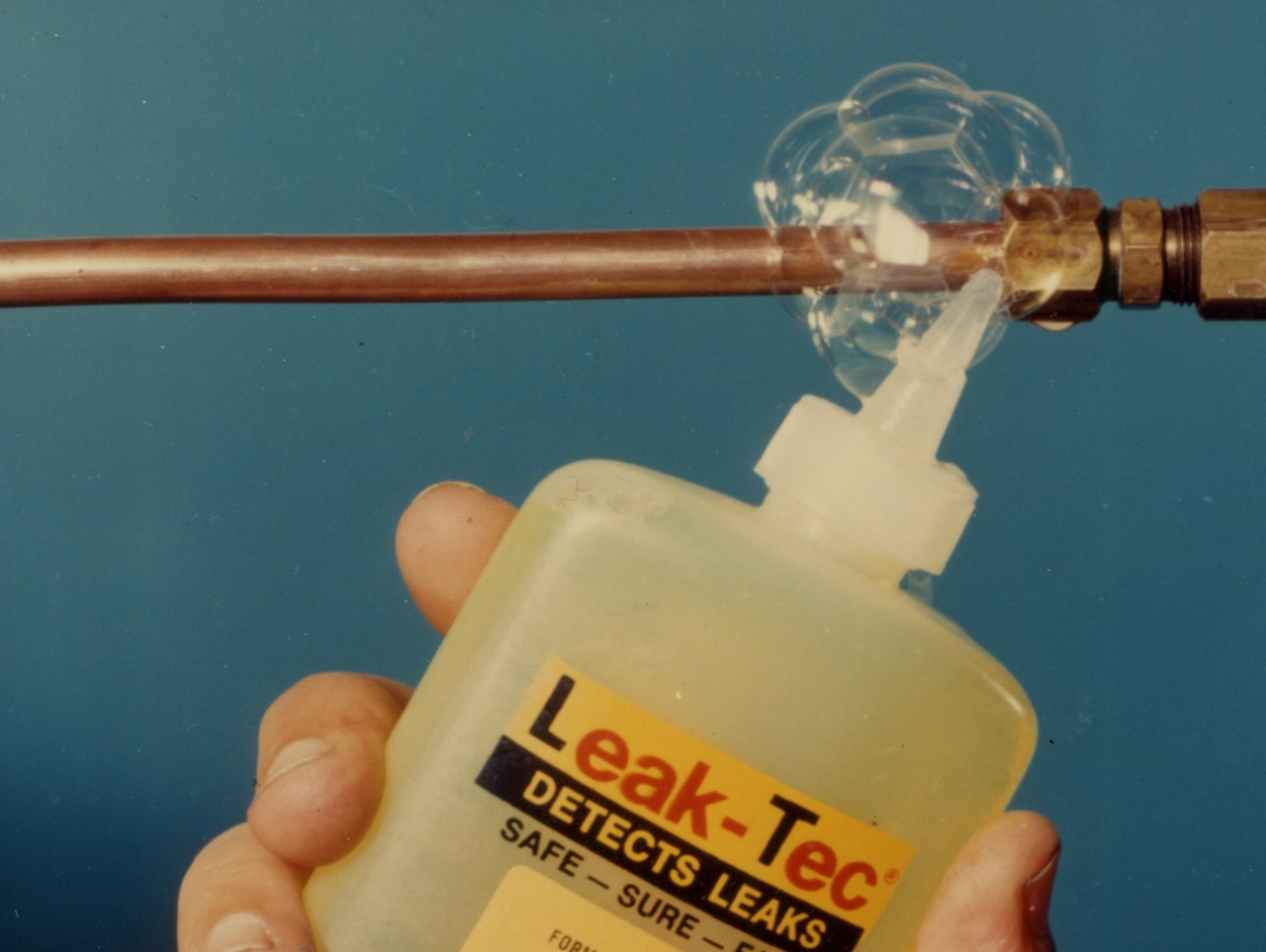 415-28 (4oz) Leak-Tec for very high temperature leak testing