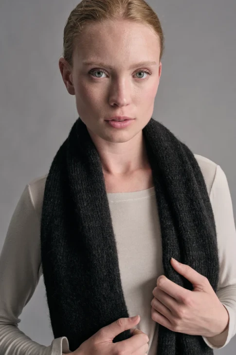 Wool and alpaca blend scarf with contrasting vanisé stitching