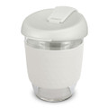 A drink bottle in white borosilicate glass with a matching silicone sleeve and a snap-on lid. Features a logo.