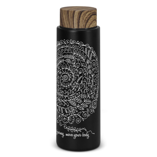A drink bottle in matte black with a wooden lid, featuring a decorative floral design. It has a logo on the side.
