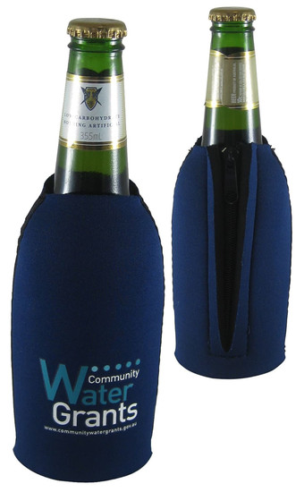 A drink bottle cooler in navy blue with a zipper and a logo. Suitable for standard-sized bottles.