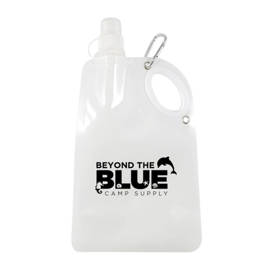 A drink bottle in clear plastic with a handle, featuring a logo and a spout for easy pouring.