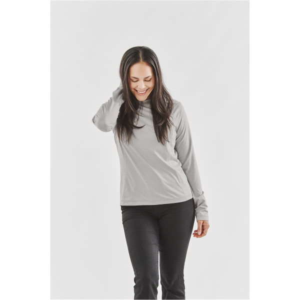 A woman wearing a long-sleeve, light grey women's t-shirt, featuring a round neck and fitted sleeves.