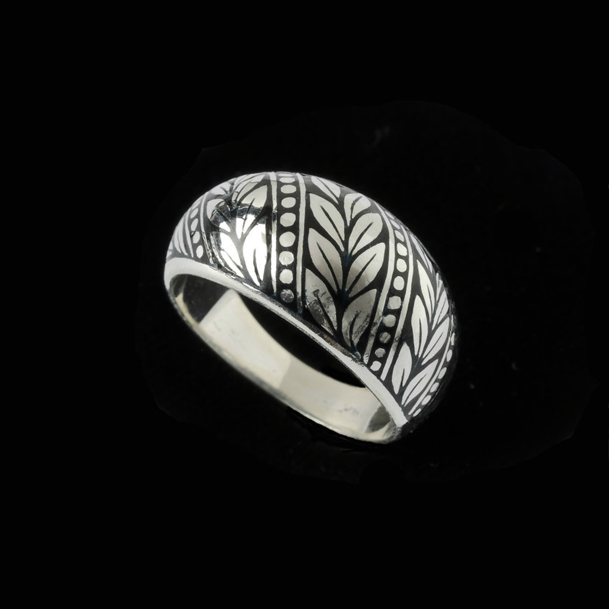 Laurel Leaf Dome RIng with Enamel, Silver