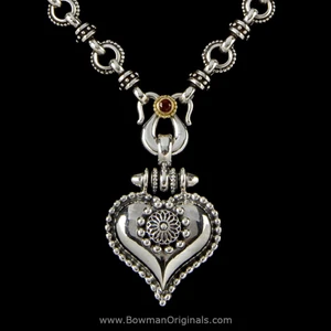 Almandine Garnet heart necklace handcrafted in Sterling Silver and 18k Gold, gemstone detail
