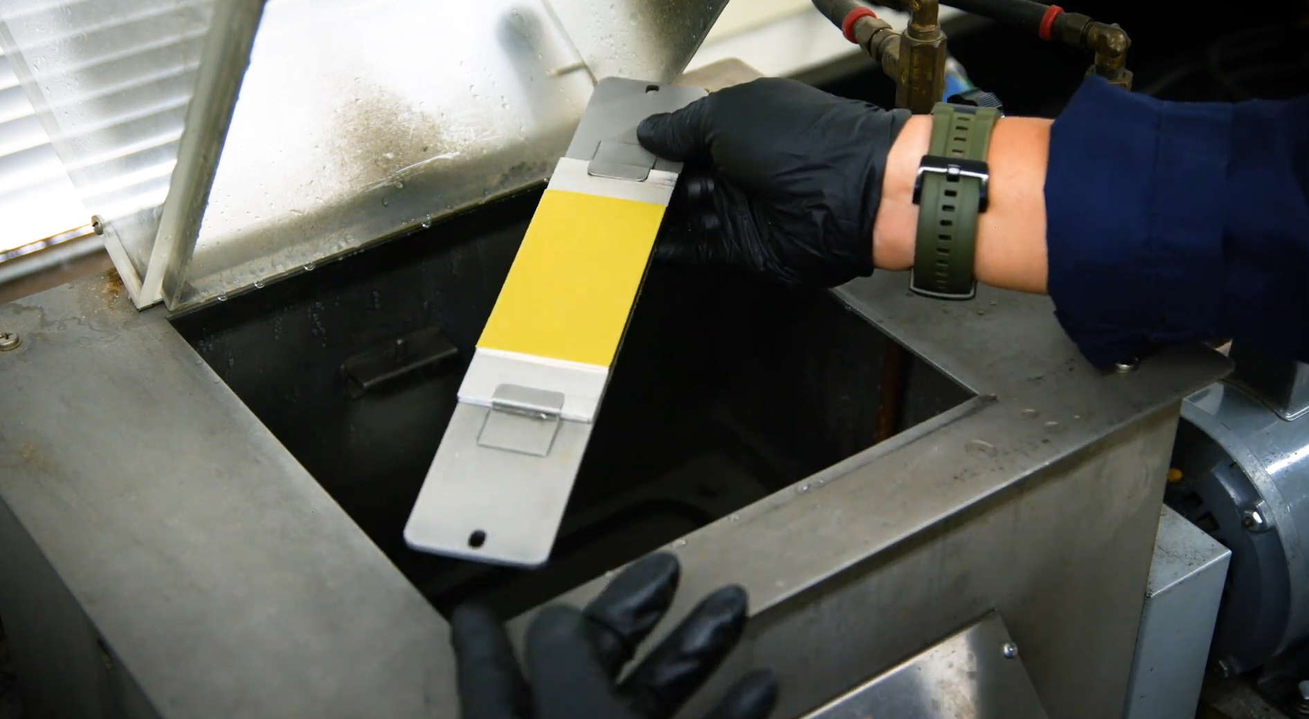 Grease water spray-off test