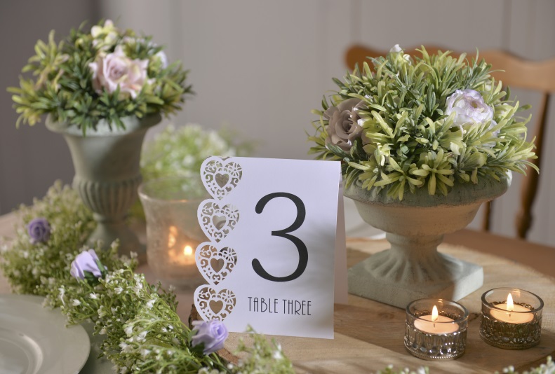 30 Pieces Floral Card Holder Picks Heart Shape Place Card Holder Metal Wire  Card Note Photo Memo Holder Table Number Pictures Clip Holder for Wedding  Party, 13 Inch 