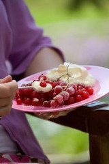 frosted redcurrants with chantilly cream & almond meringues recipe