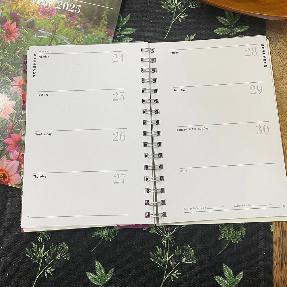 Calendrier 2026 Sarah Raven – Motifs Jardin Et Cuisine – Format Carré 30 X 30 Cm – Emballage Sans Plastique