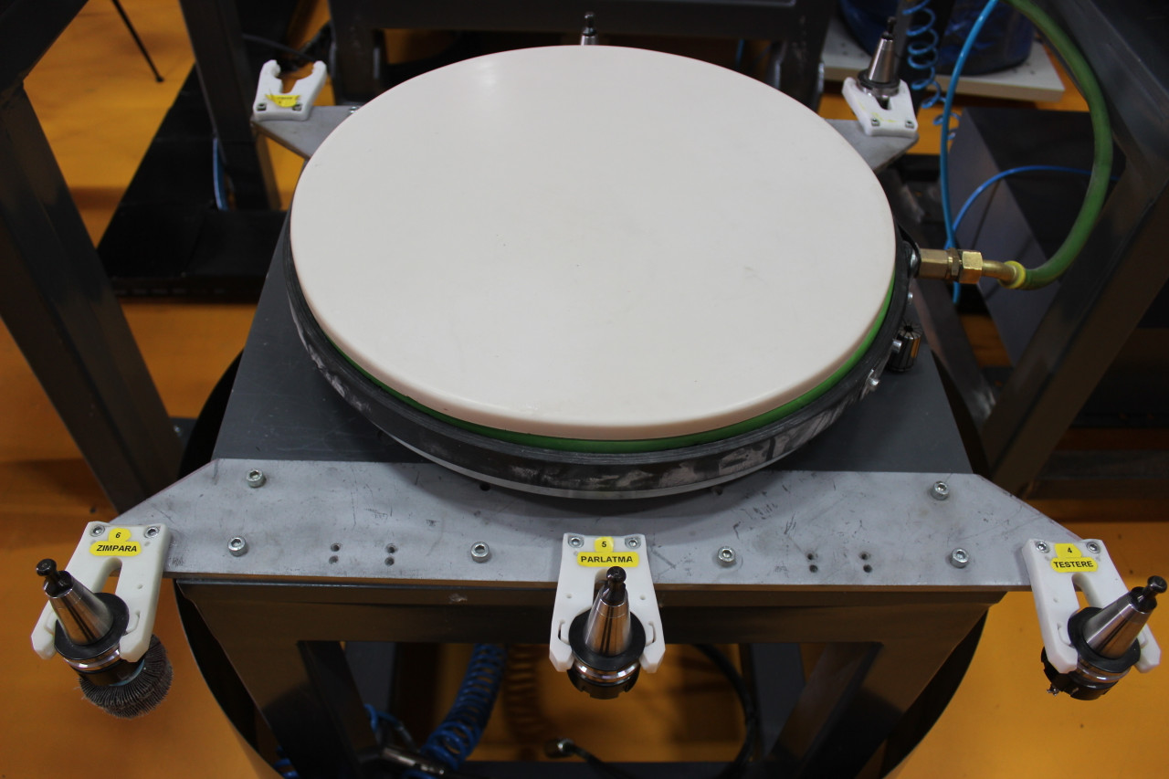 KUKA ROBOT KR200 + 1 SPINDLE TOOL CHANGER ( KRC2 ED05/ 2010)