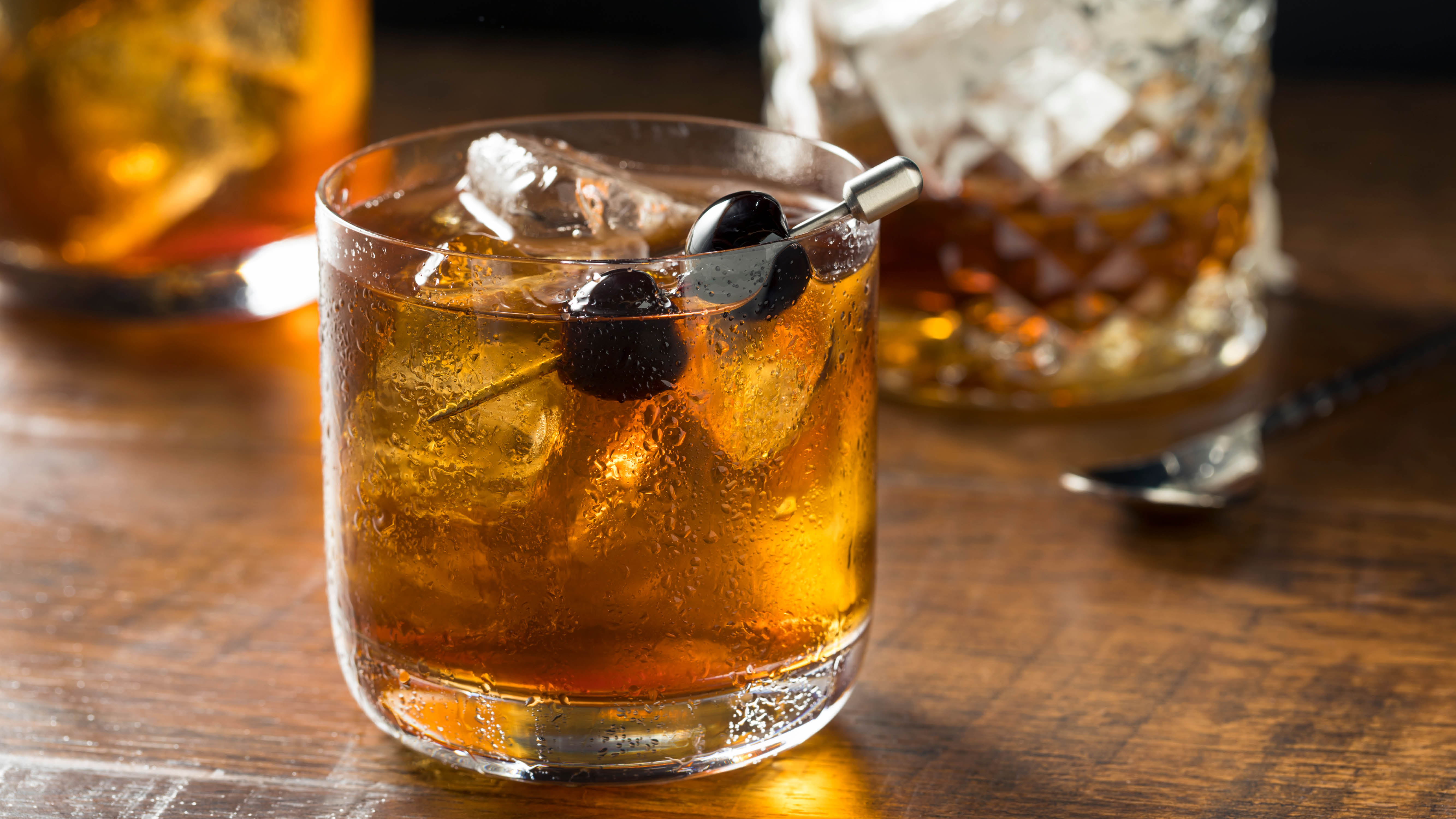 bourbon-whisky-or-bourbon-on-the-rocks.jpg
