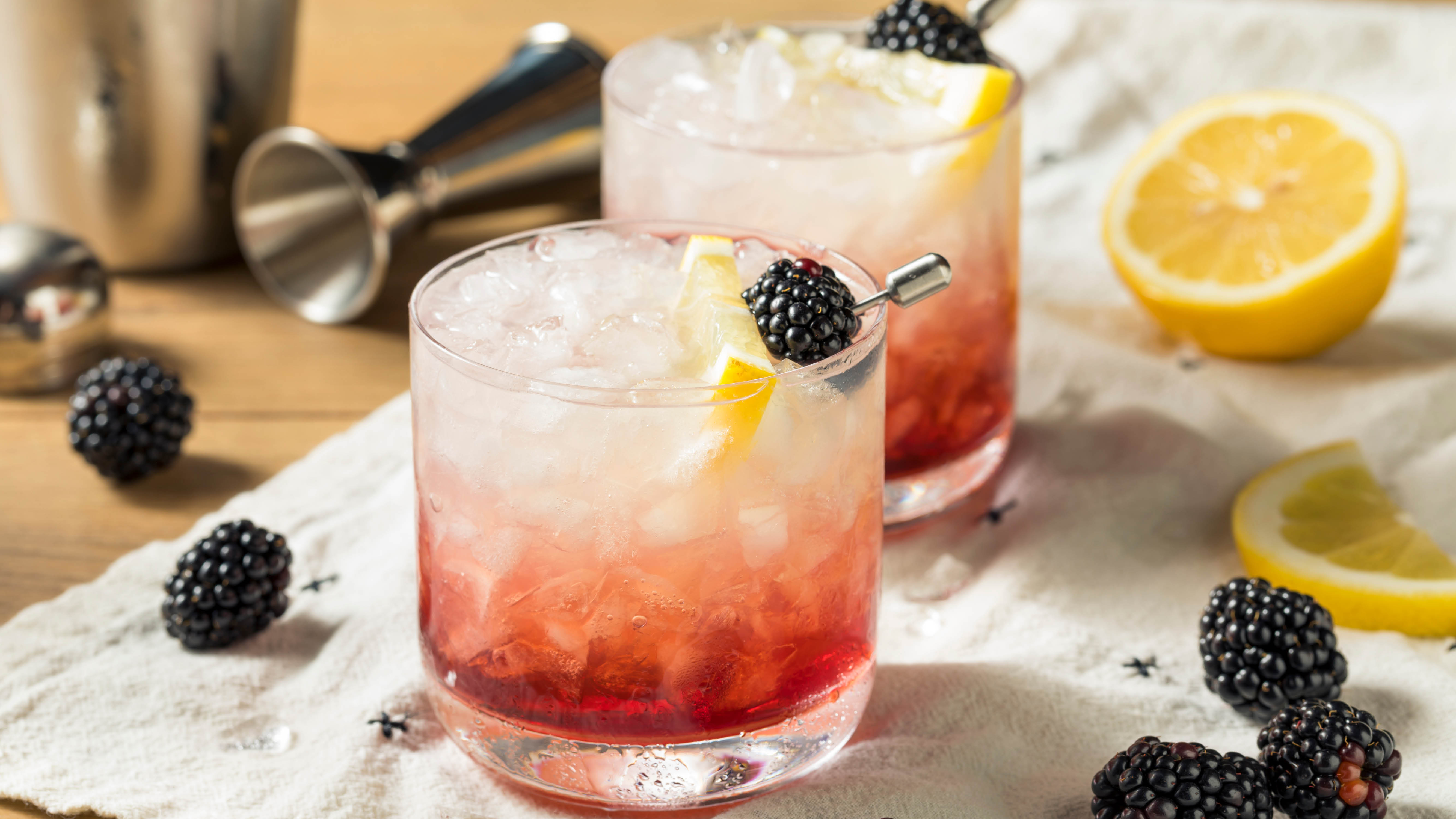 cocktails-vodka-or-gin-raspberry-and-lemon.jpg