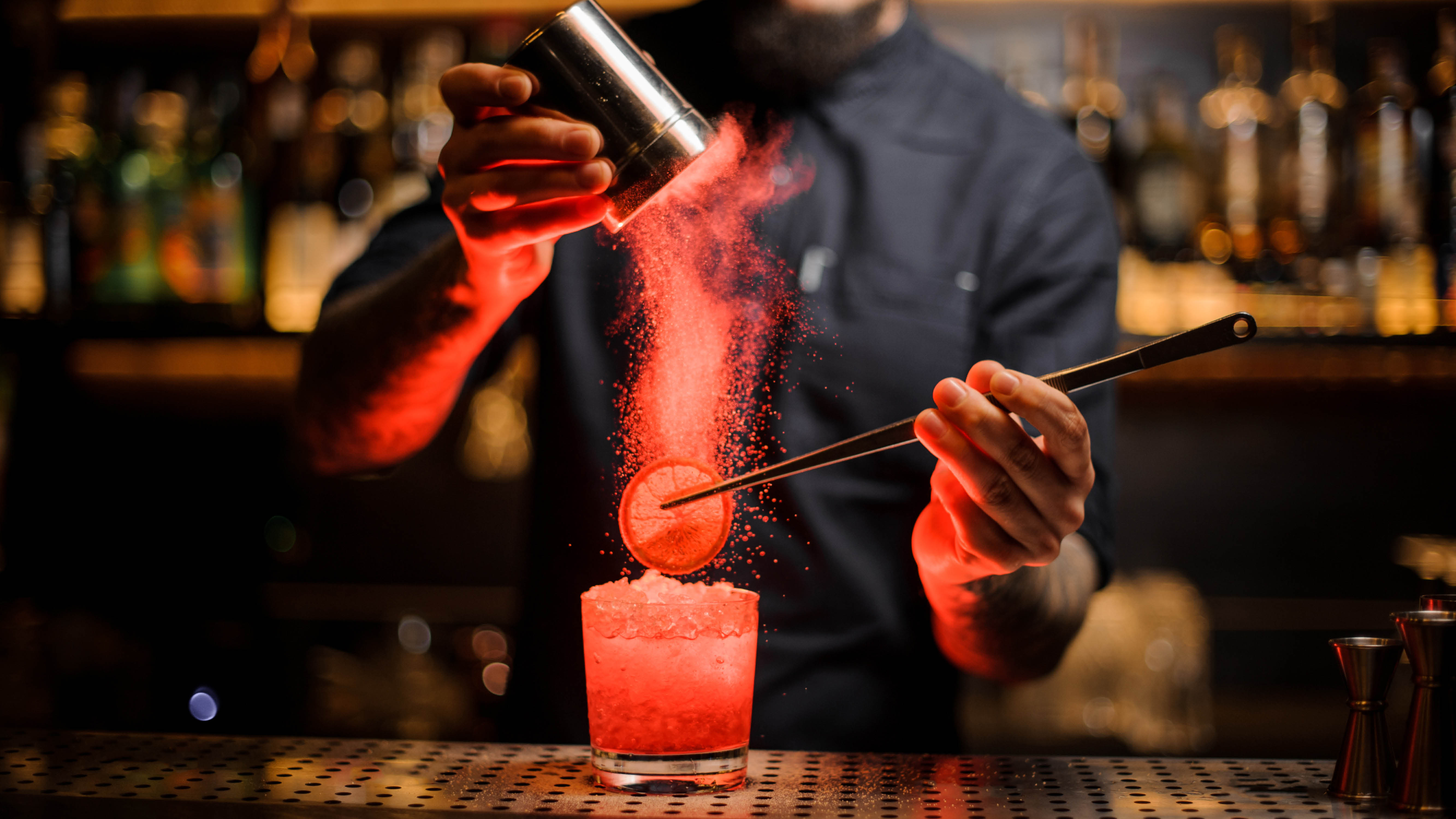 cocoktails-making-cocktail-with-red-light.jpg