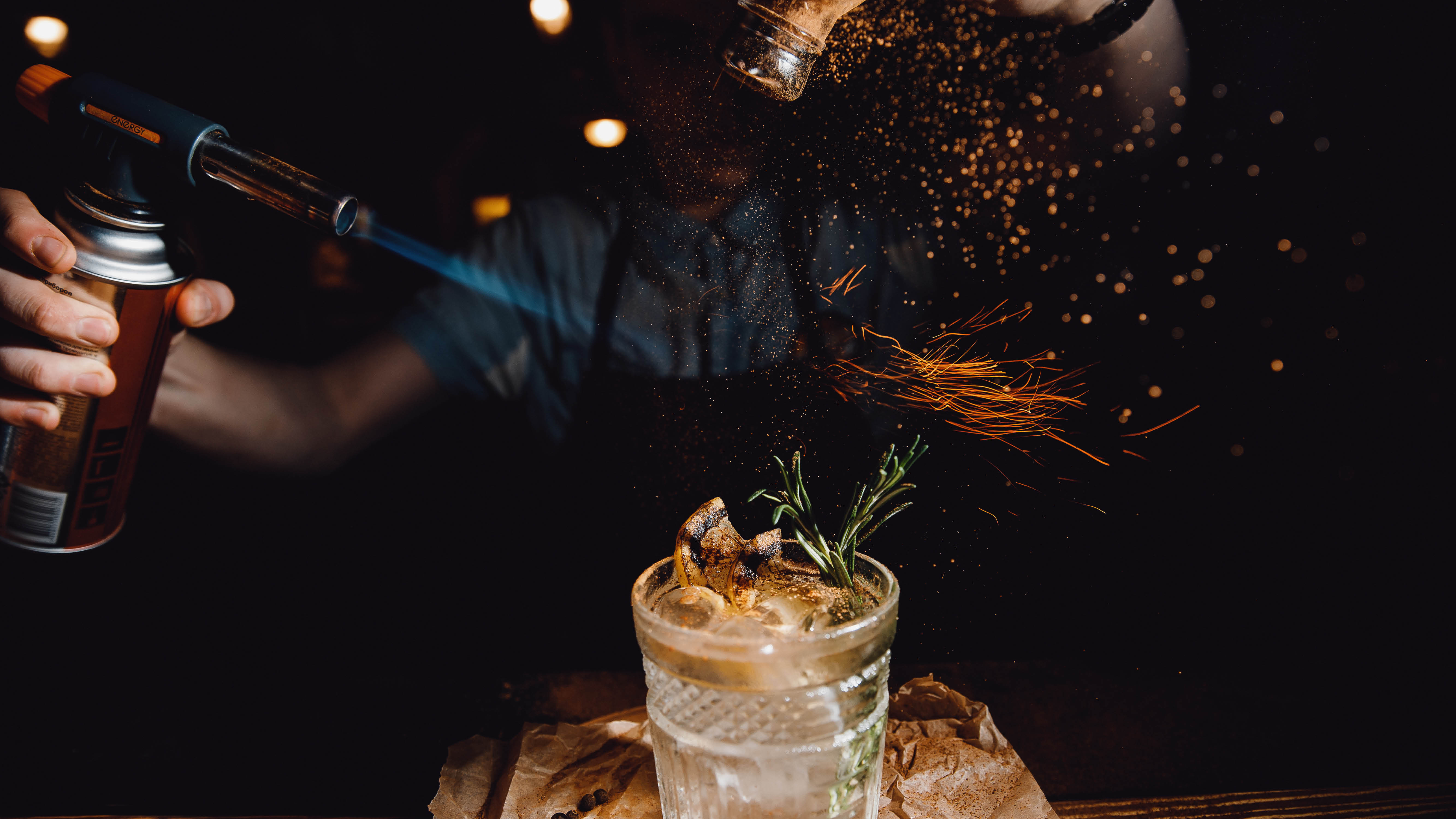 lifestyle-barman-making-cocktail-with-blow-torch.jpg