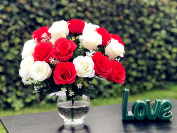 Mixed Red and White Rose 18 Pieces with Glass Vase for Home Wedding Decoration