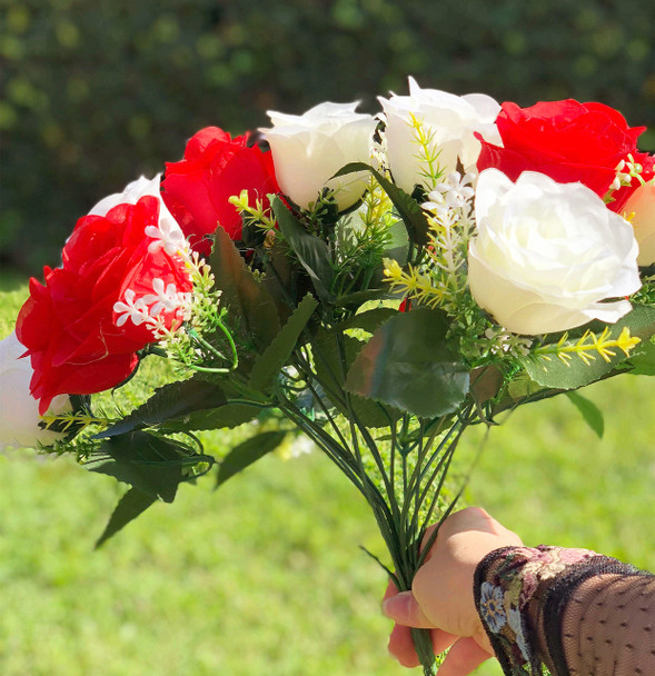 Mixed Red and White Rose 18 Pieces with Glass Vase for Home Wedding Decoration Mixed Red and White Rose 18 Pieces with Glass Vase for Home Wedding Decoration