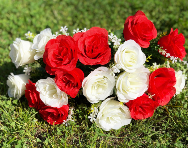 Mixed Red and White Rose 18 Pieces with Glass Vase for Home Wedding Decoration Mixed Red and White Rose 18 Pieces with Glass Vase for Home Wedding Decoration
