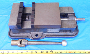 KURT MFG. CO 43092 ANGLOCK BENCH VISE JAW WIDTH 6" 5 3/4 MAX OPENING USA MADE
