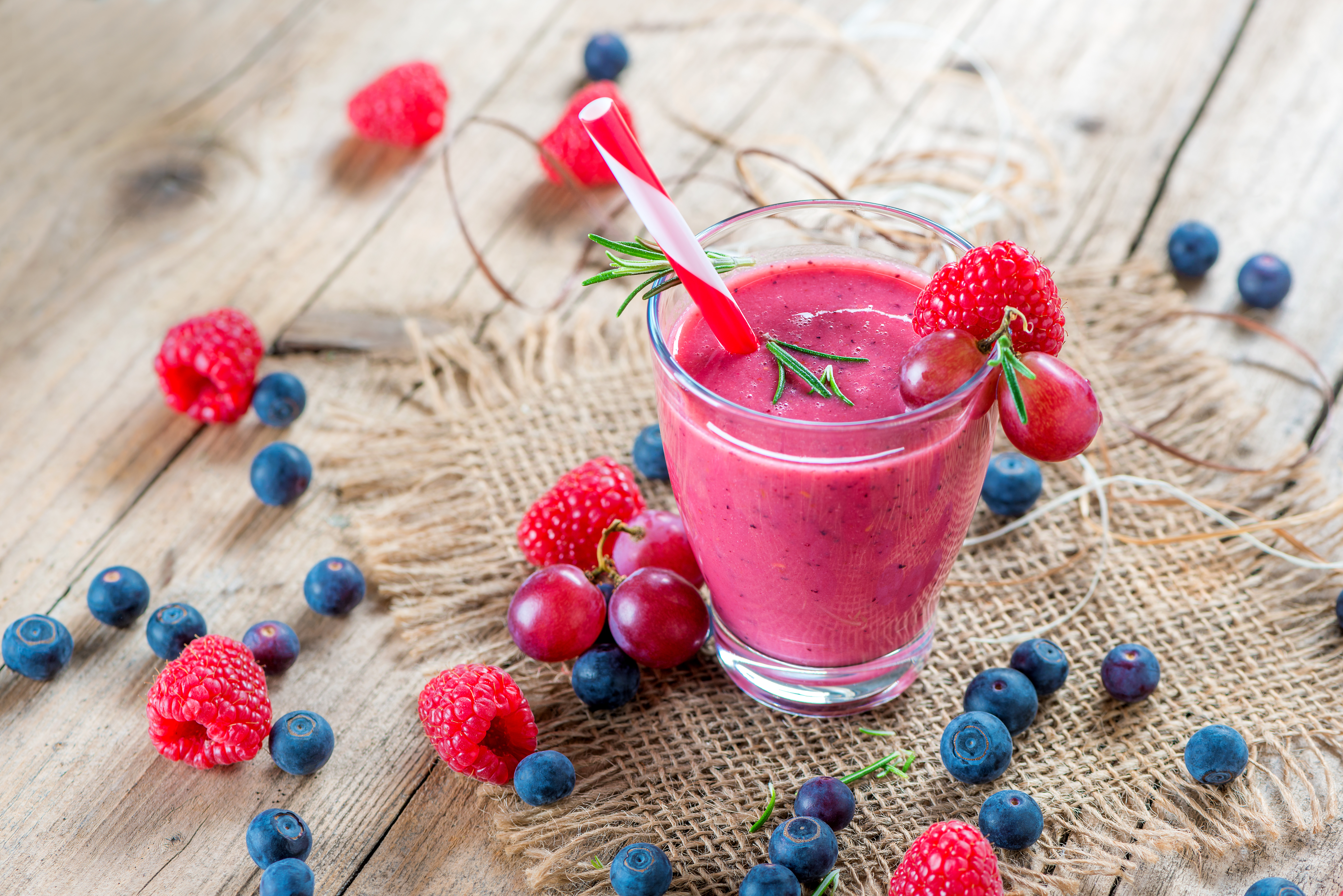 Малиново черничный. Смузи ягодный микс. Berry Smoothies (ягодный смузи). Смузи черника с малиной. Смузи черника Ягодное.