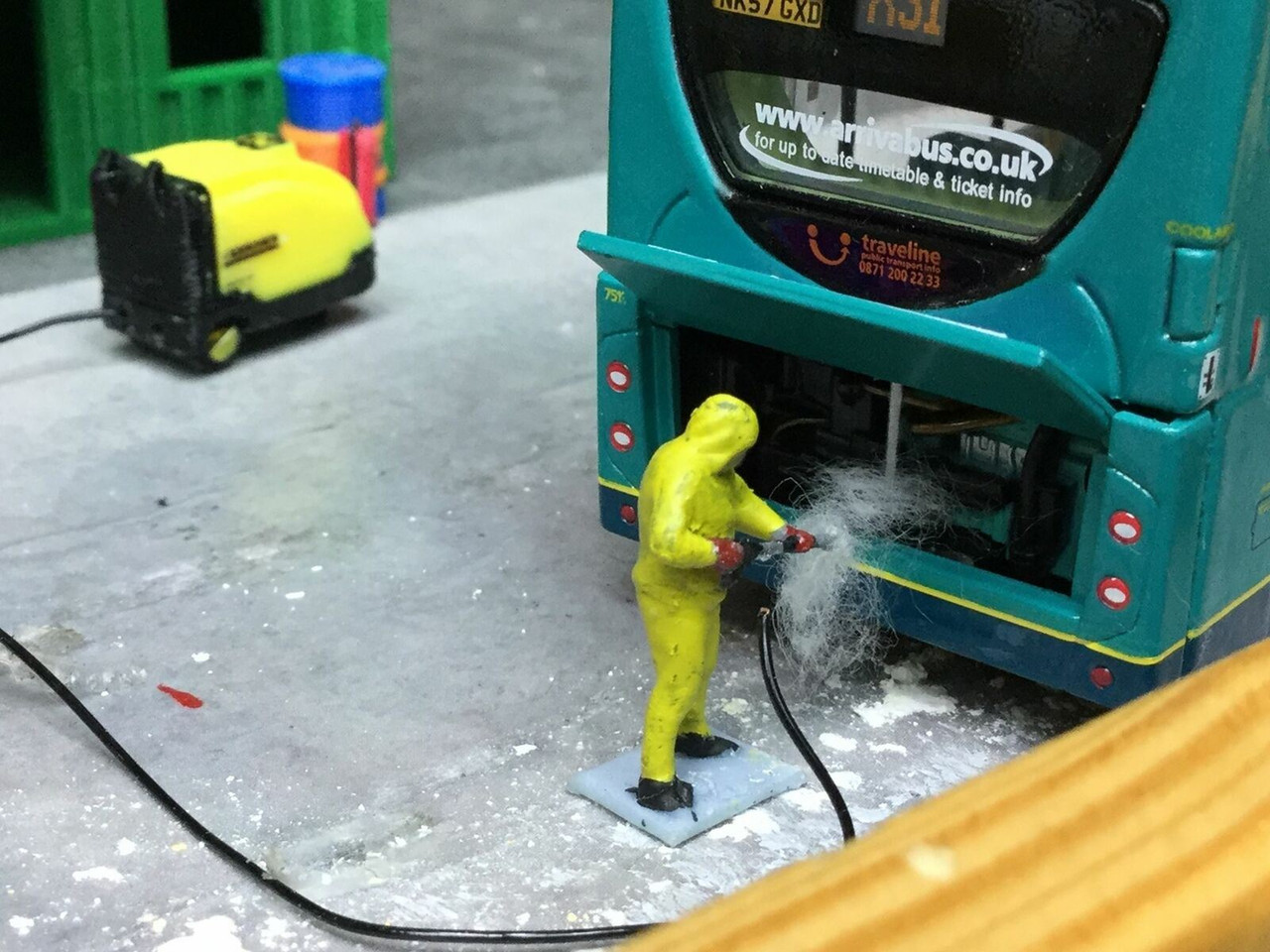 1:76 scale Power washer & Hand Painted Figure (Yellow)