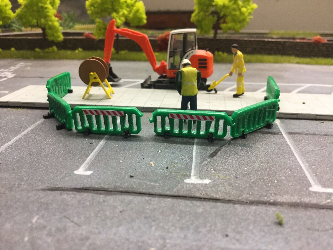 1:76  Green   Pedestrian Barriers x 10