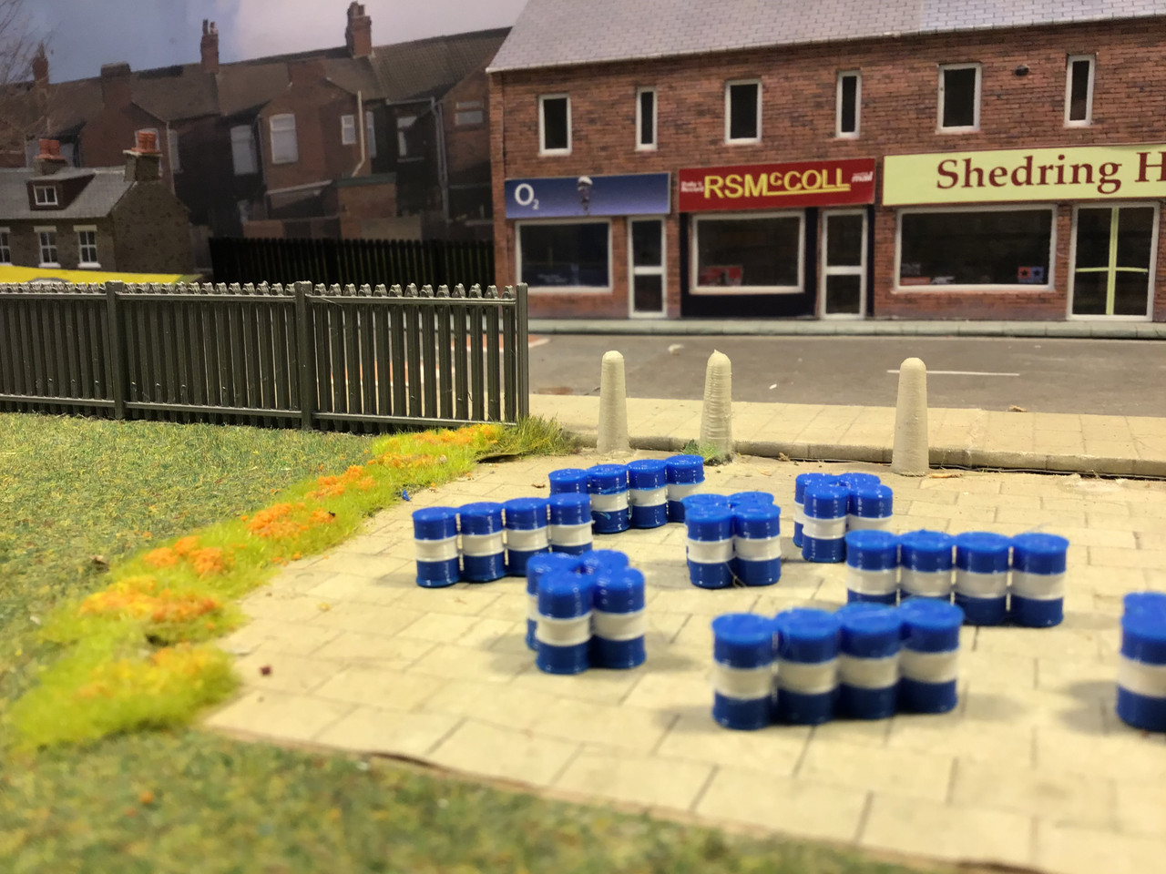 N Gauge Blue and White Barrels...32 pack