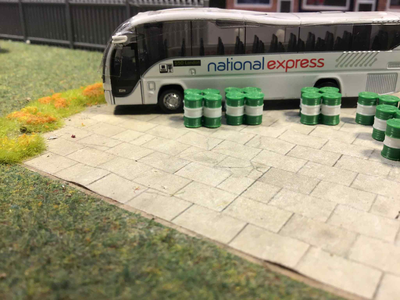 N Gauge Green and White Oil Barrels...32 pack