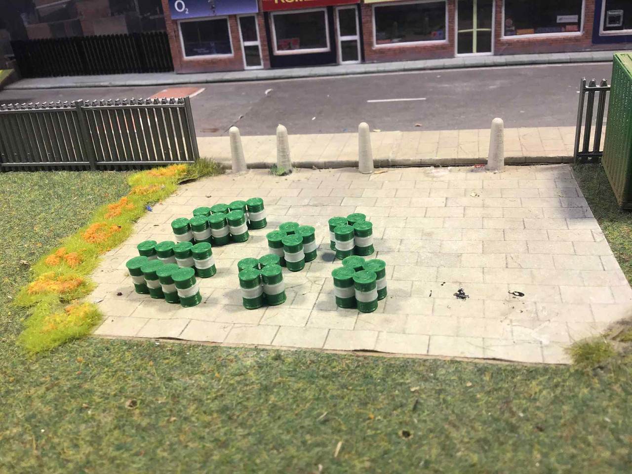 N Gauge Green and White Oil Barrels...32 pack