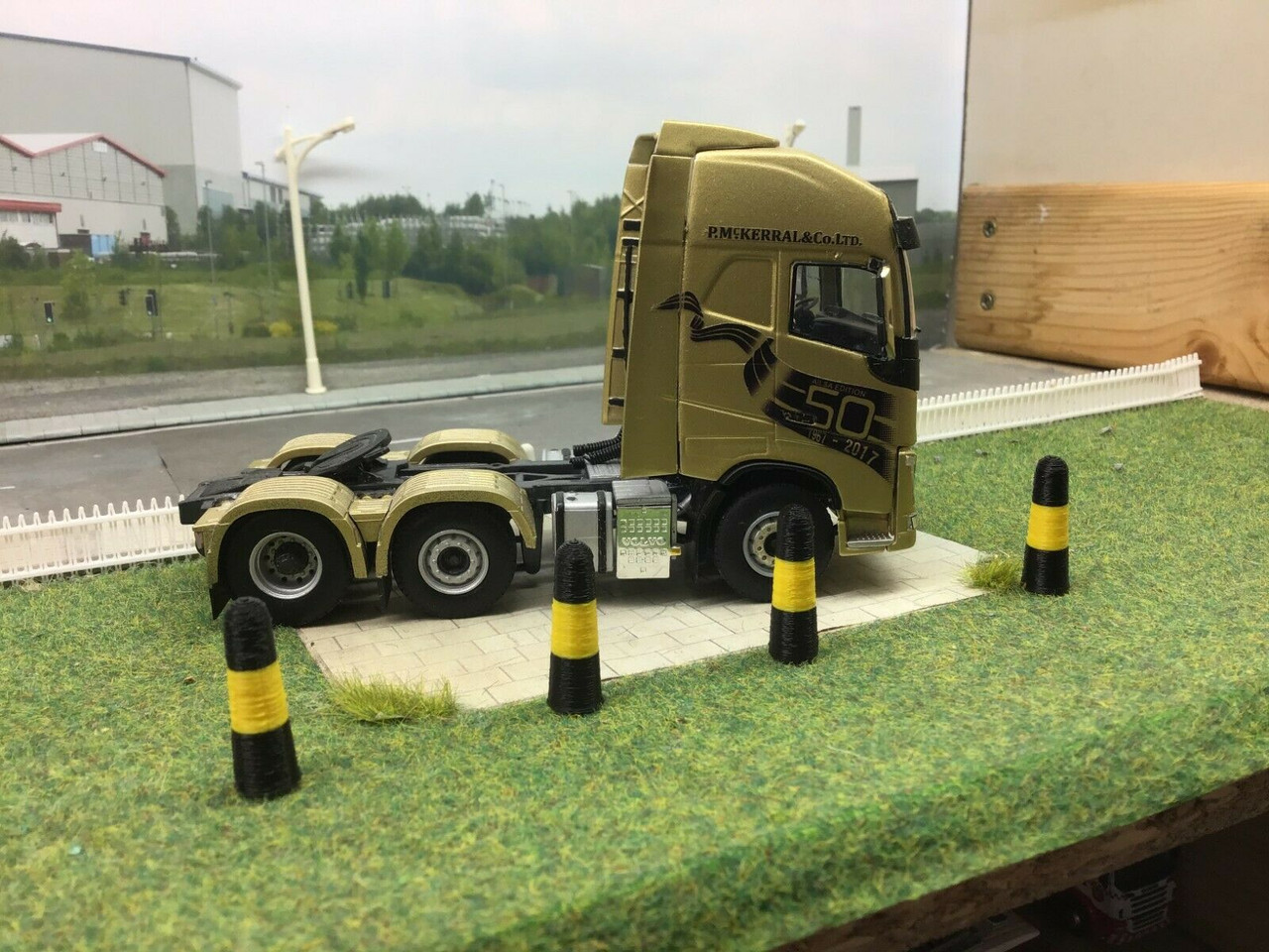 1:50 Scale Black & Yellow Bollards   x6