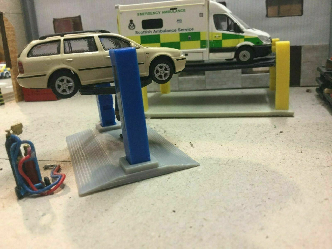 1:76  2 Post Garage Ramp