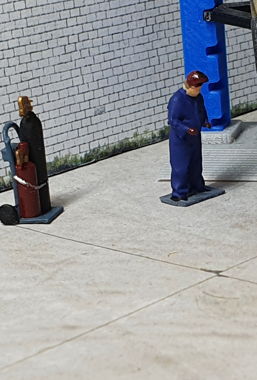 1:76 Scale Acetylene bottles with figure (painted/un-painted)