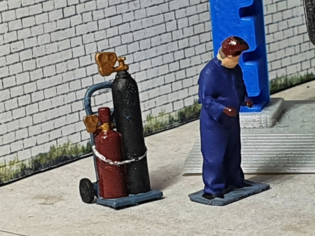 1:76 Scale Acetylene bottles with figure (painted/un-painted)