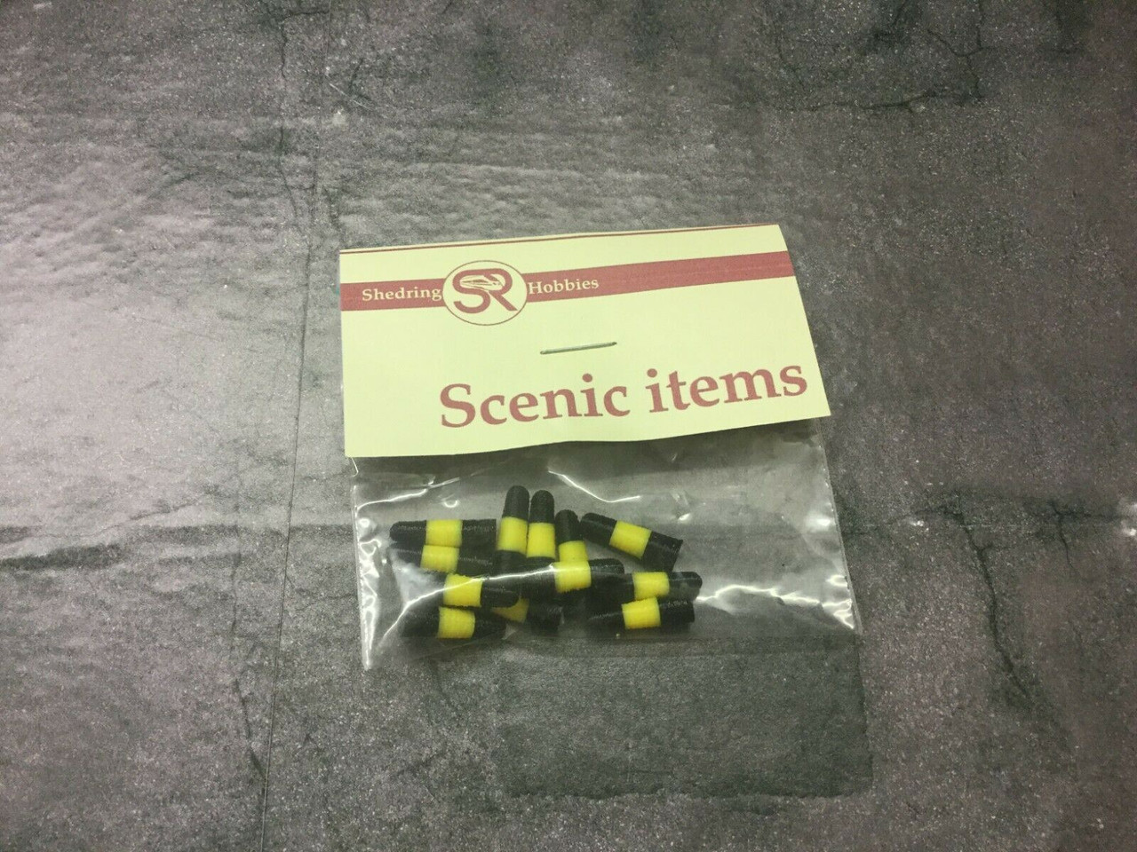 1/76  Black & Yellow Bollards  pack of 12