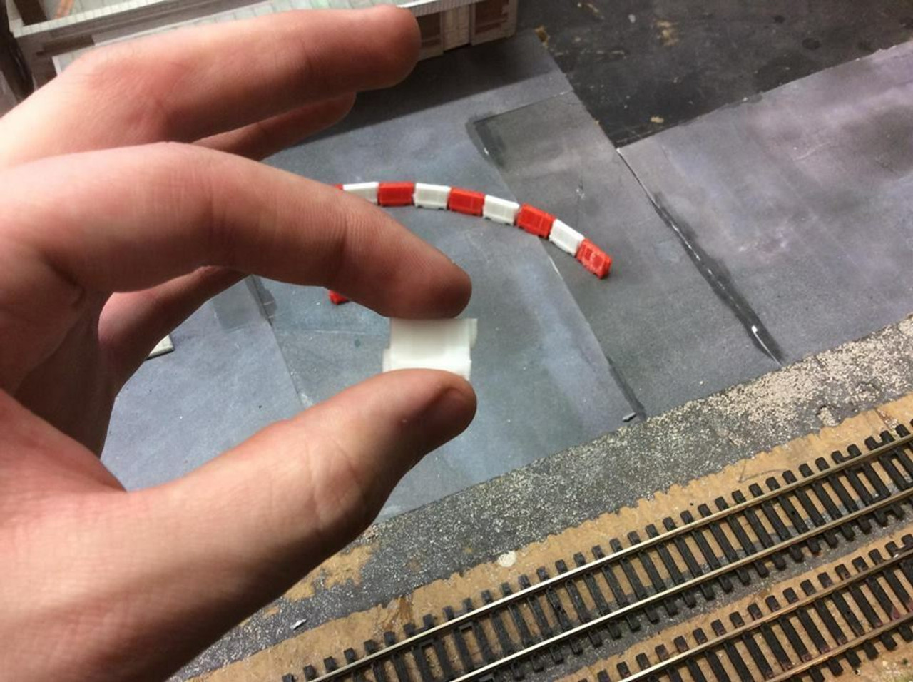 1/76  red & white water filled barriers x 10