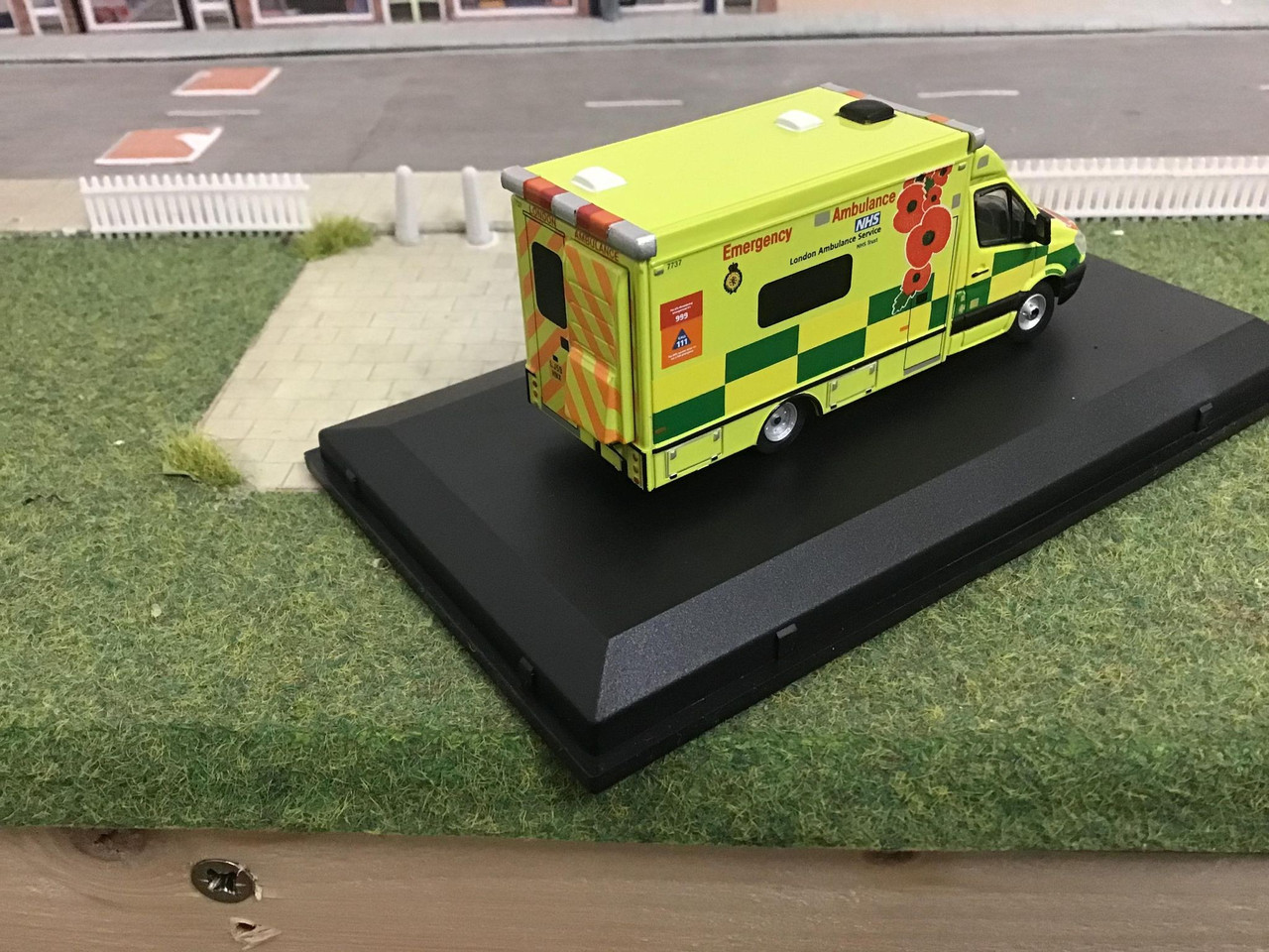1:76 Oxford Diecast Mercedes London ambulance remembrance