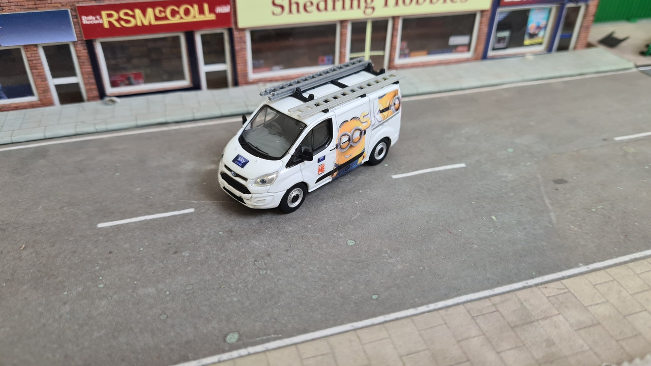 1:76 Code3 transit Custom Minions Sky van